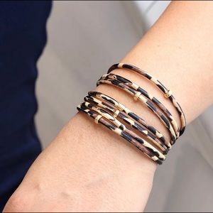 Multilayer bracelet with magnetic clasp.
